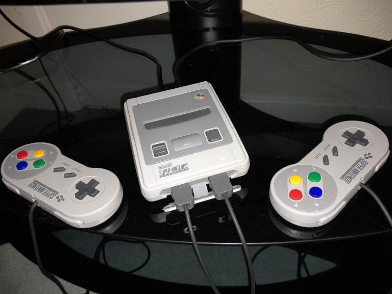 Snes mini super nintendo with 20 games (built in), x2 controllers and all leads.