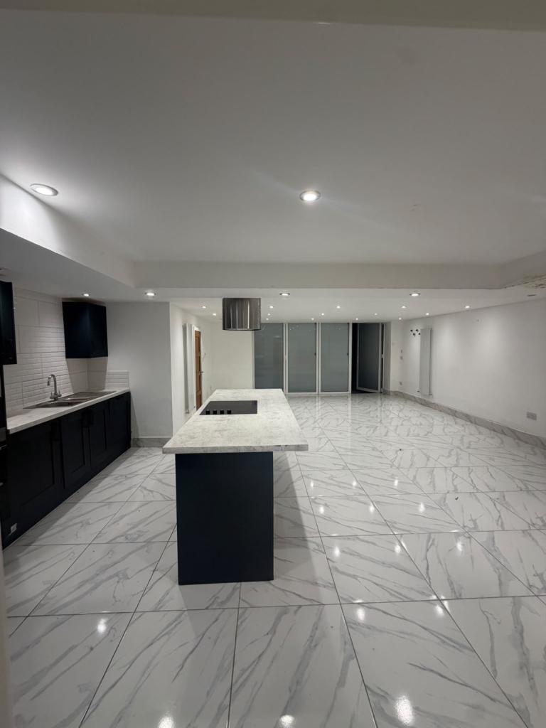 2 Bedrooms Spacious and Modern Flat is available to rent in Windsor Winkfield SL4