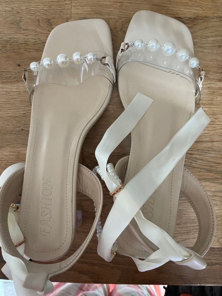 Glass type heeled sandals 