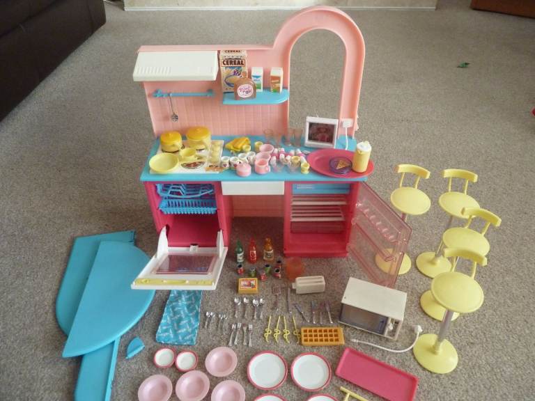 Vintage Hasbro Sindy Kitchen/cafe playset