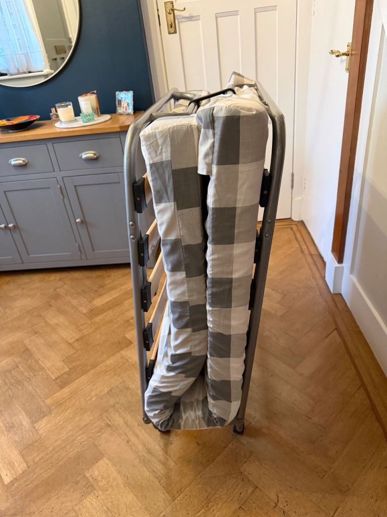 Single pull out bed