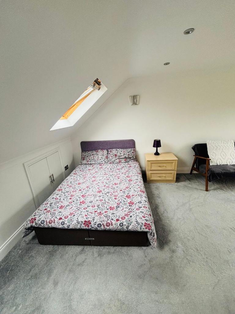 Spacious Loft Room with Ensuite – All Bills Included – £950 PCM – Available Immediately
