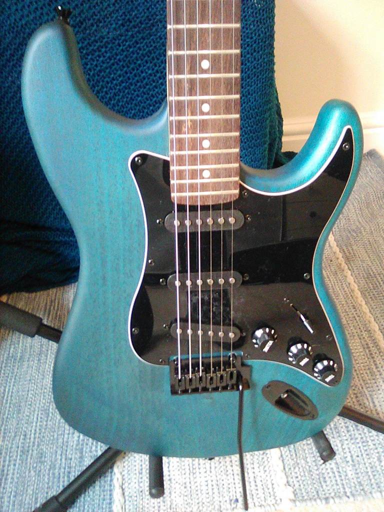 a brand new blue stratocaster,with gig bag,£100 cash...