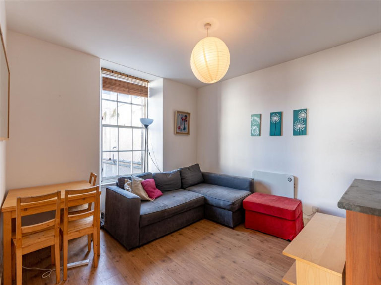 Beautiful, 3rd floor, 2 bedroom flat near George Square – available December
