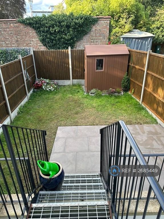 2 bedroom flat in Friern Park, London, N12 (2 bed) (#2685449)