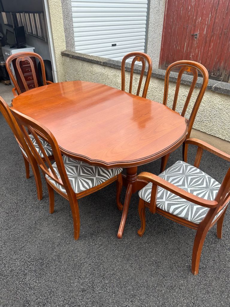 Dining table & 6 chairs 