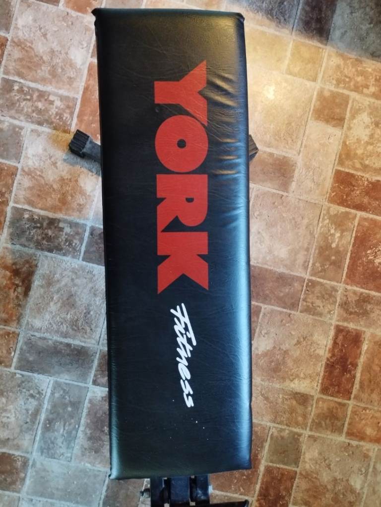 Weight training bench 