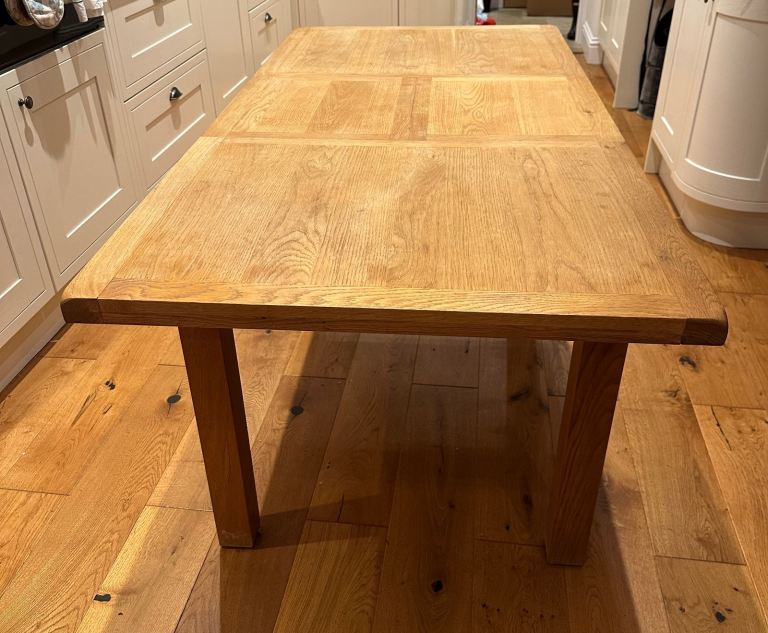 Oak extendable dining table 6-8 seats