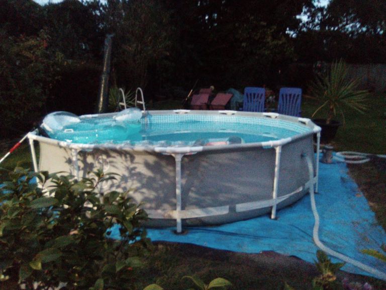 Large Round 12 ft Swimming Pool cost £360- 3x Solar Panels lid cover pump & Ladder