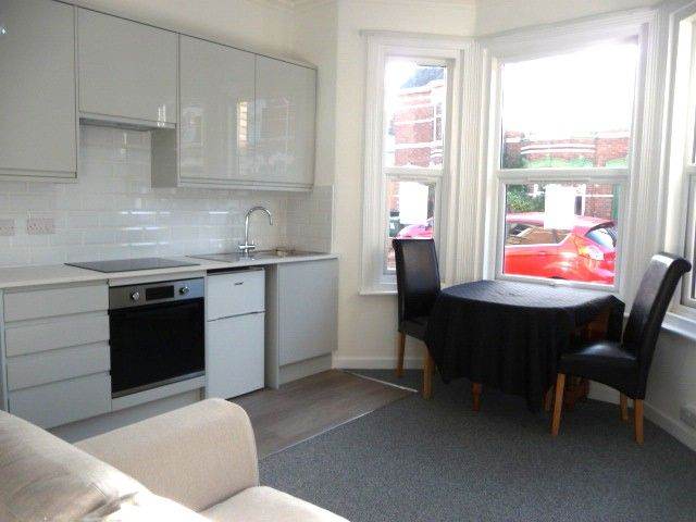 1 BEDROOM FURNISHED FLAT - INCLUSIVE OF C/TAX & W/RATES CLOSE TO RD&E AND TOWN CENTER £800.00PCM