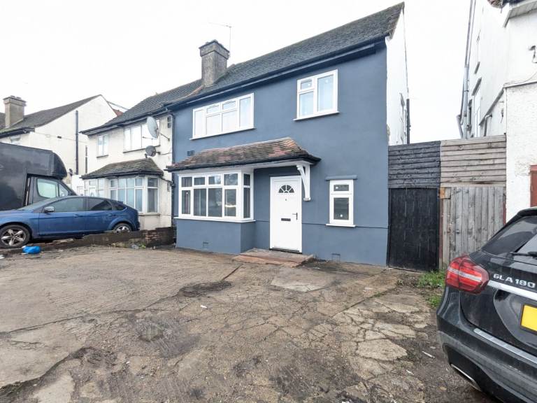 Recently refurbished 4-bed house located on North Circular Road in Neasden, North-West London.