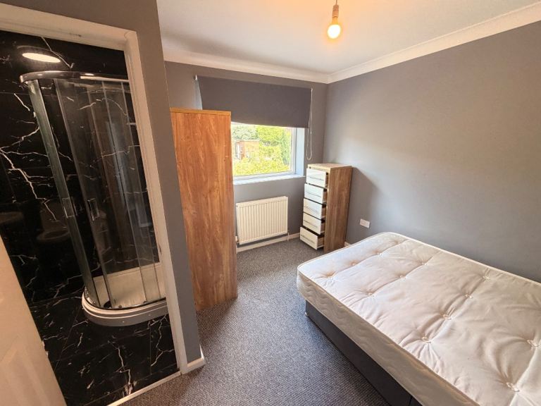En-suite Room to rent Inc utilities 