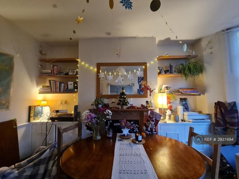 2 bedroom flat in Brixton Hill, London, SW2 (2 bed) (#2937494)