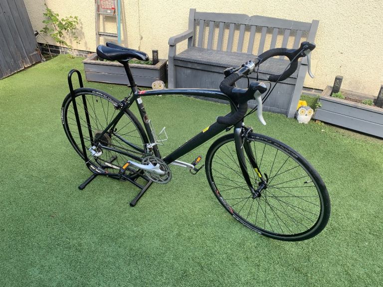 SPECIALIZED ADULT ROAD BIKE IN EXCELLENT CONDITION 