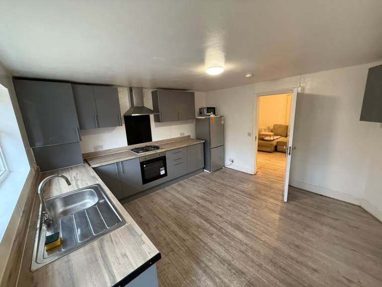 Elegant 4-bed, 2-bath Ilford rental delivering exceptional comfort and convenience.