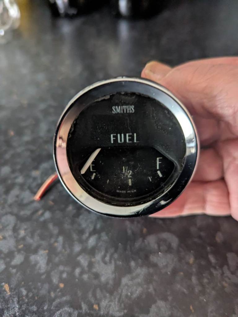 Classic car fuel gauge 