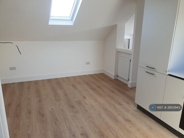 2 bedroom flat in Cromwell Avenue, London, N6 (2 bed) (#2650943)