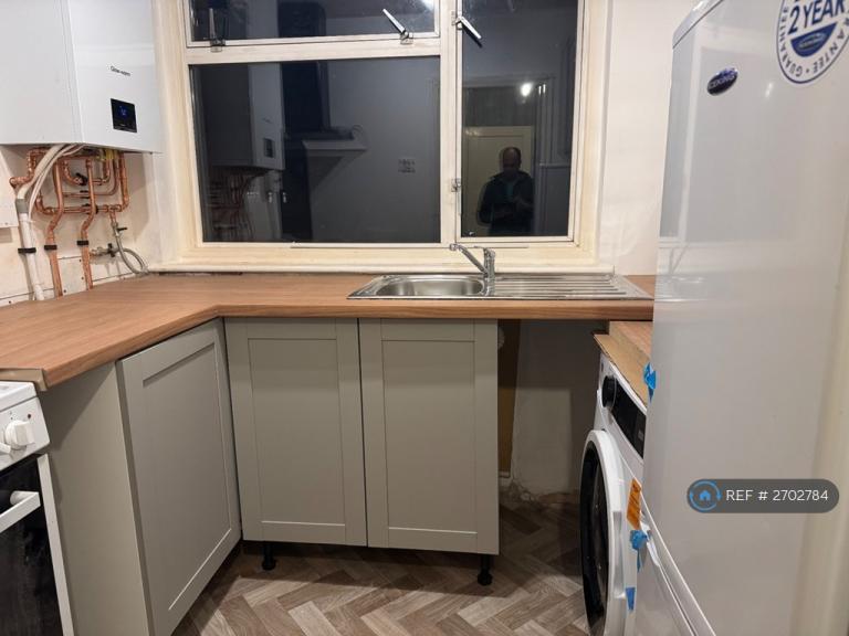 2 bedroom flat in Woodcote Close, Kingston Upon Thames, KT2 (2 bed) (#2702784)