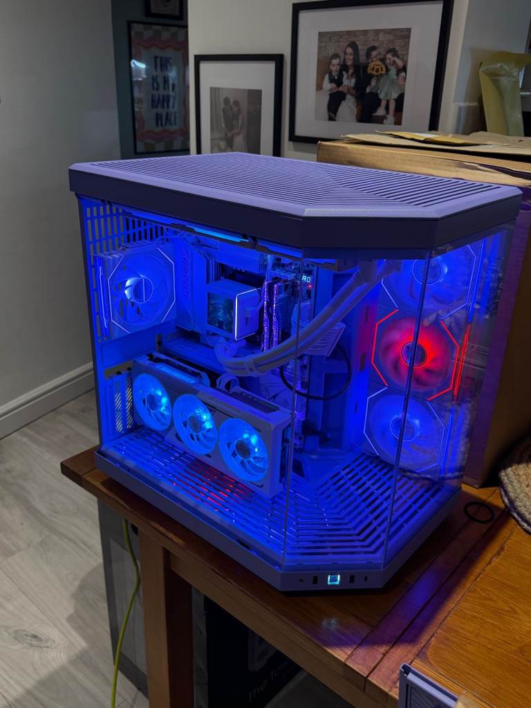 HYTE Y70 Taro Milk PC case with 7 Lian Li SL-INF wireless fans | in ...