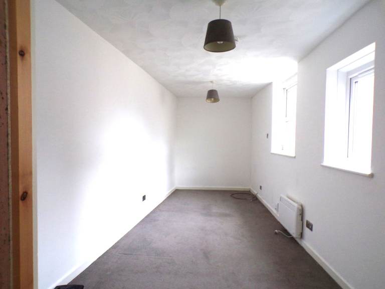 STUDIO TO LET IN NORTH END £650 PER MONTH 