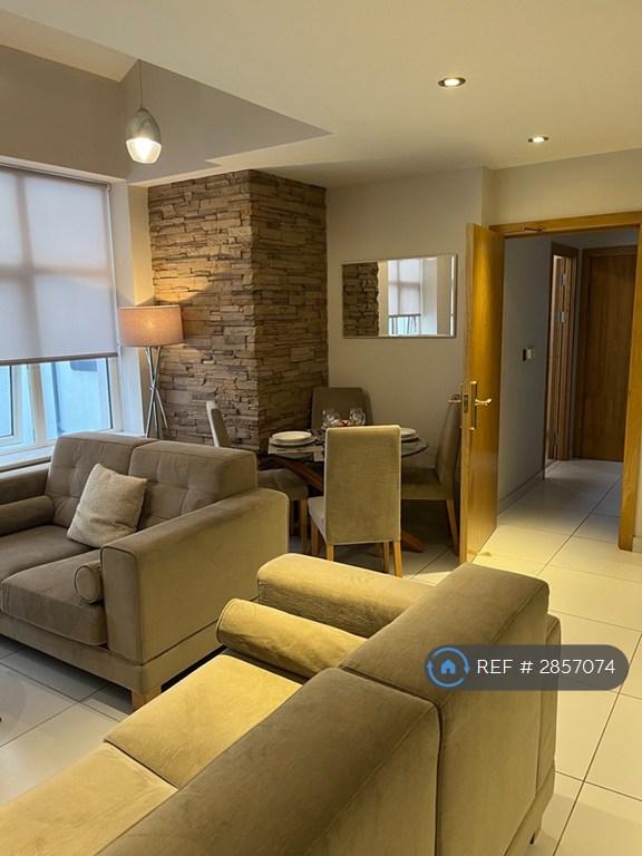 2 bedroom flat in Butts Court, Leeds, LS1 (2 bed) (#2857074)