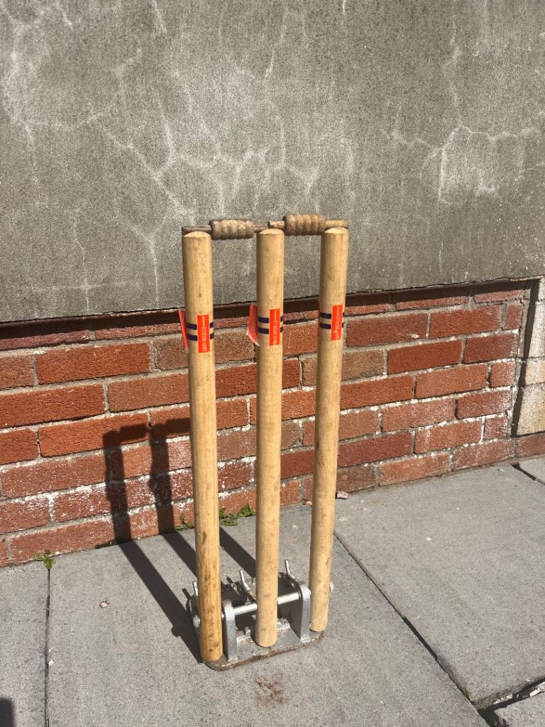 Gray Nicolls Spring-return cricket stumps