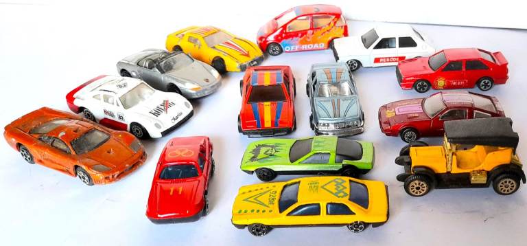 BUNDLE OF 12 ' MIXED DIE-CAST MODEL CARS average size = 7 x 3 cm