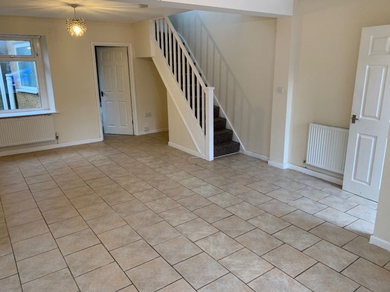 Beautiful 2 bedroom house with parking 