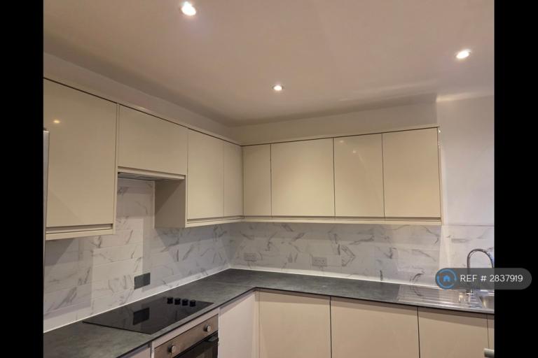 3 bedroom flat in Queensborough Court, London, N3 (3 bed) (#2837919)