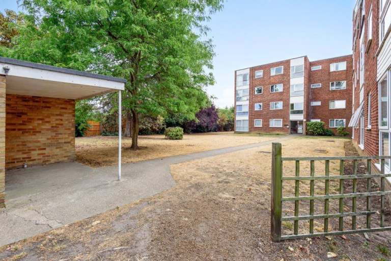 Large 1 bed Flat near Kwik Fit Sunbury