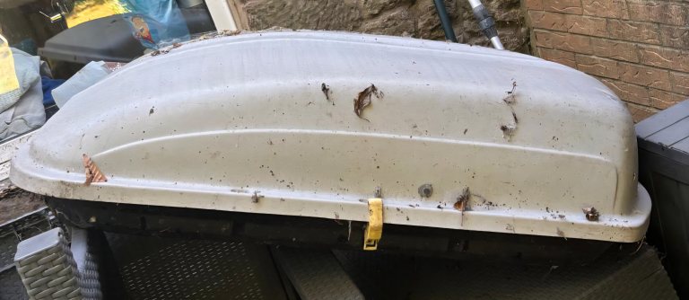 Large roof box
