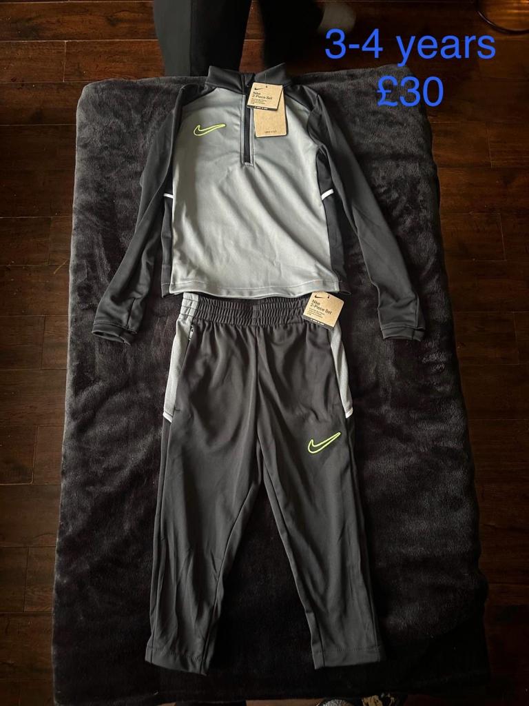 Nike tracksuit size 3-4 years 