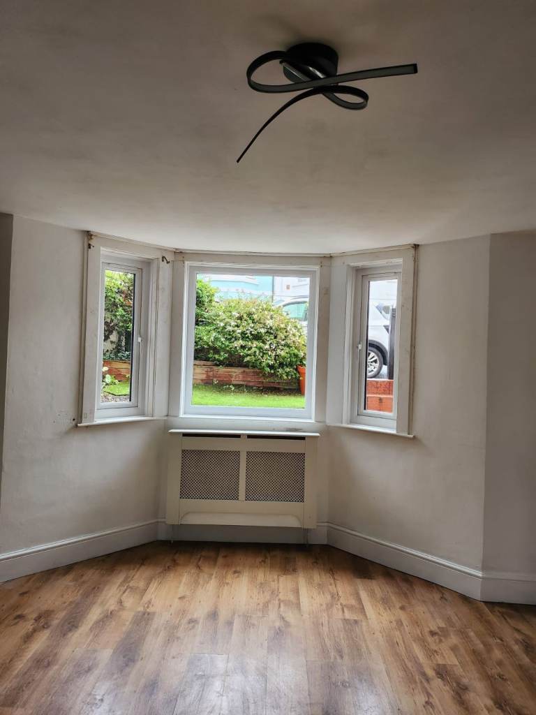 Large 2 bedroom unfurnished flat with own garden in Town centre