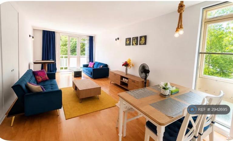 1 bedroom flat in Upper Richmond Road, London, SW15 (1 bed) (#2942695)