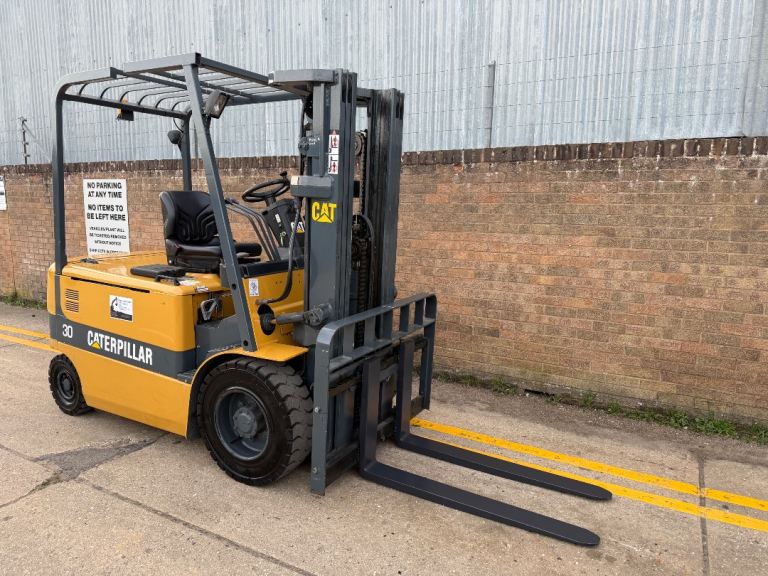 2008 Caterpillar 3ton electric forklift, container spec triple mast 
