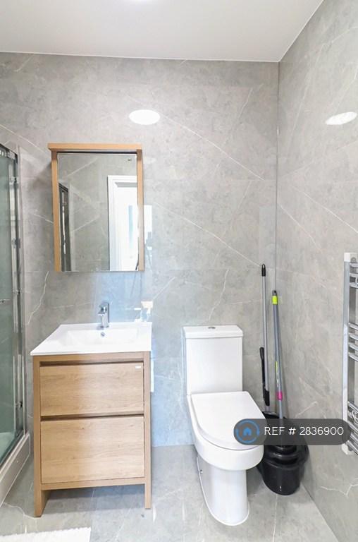 1 bedroom flat in Staines Road, Hounslow, TW3 (1 bed) (#2836900)