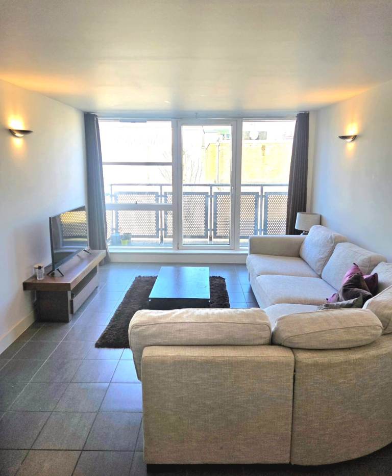 Modern spacious 2 Bed 2 Bath Flat- minutes from  Borough Station