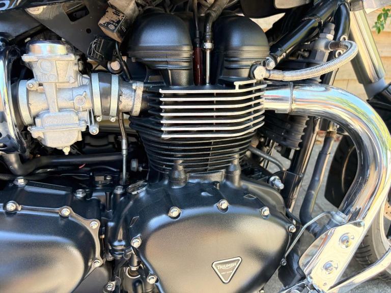 2011 / 11 Triumph SPEED MASTER 865 £4250 Black 13638 miles.