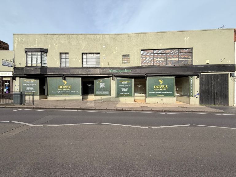 Large high street retail shop to let 