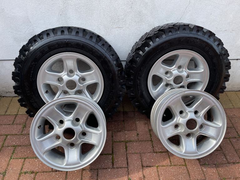 LAND ROVER DEFENDER ALLOY WHEELS x 4 & 2 x SECURITY TYRES (LESS THAN 100 MILES)