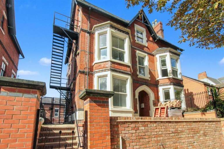 Fully Refurbished 2 Double Bed Top Floor Flat in Nottingham!