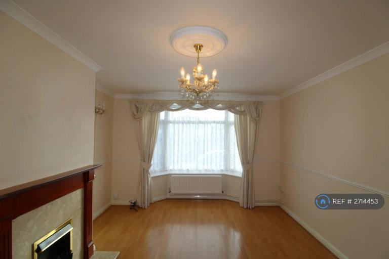 3 bedroom house in Winchcomb Gardens, London, SE9 (3 bed) (#2714453)