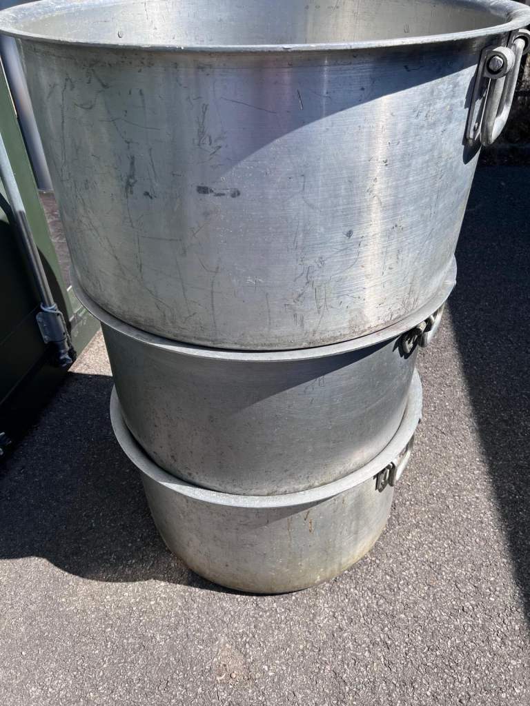 Set of 3 Large Aluminium Pots with Handles – Good Condition