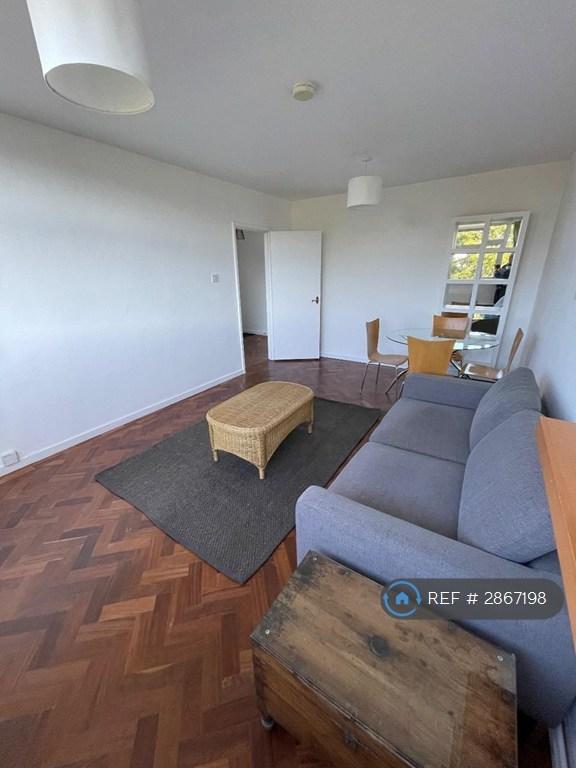 2 bedroom flat in Westleigh Avenue, London, SW15 (2 bed) (#2867198)