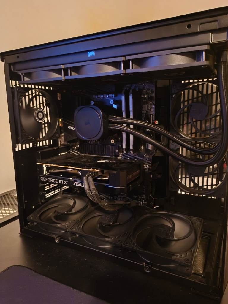 gaming pc with 1440p 180hz 27in monitor and streaming setup 