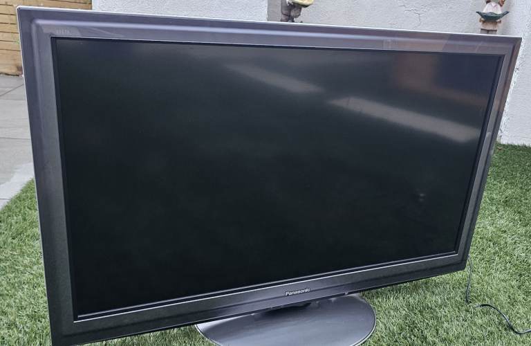 Panasonic TX-L42D25B LCD TV 422 Screen 1080P Full HD 100hz Refresh with remote 