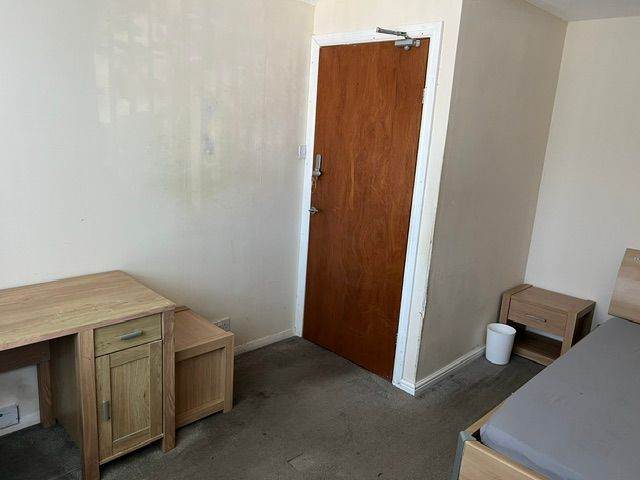 Double room available in Carmondean