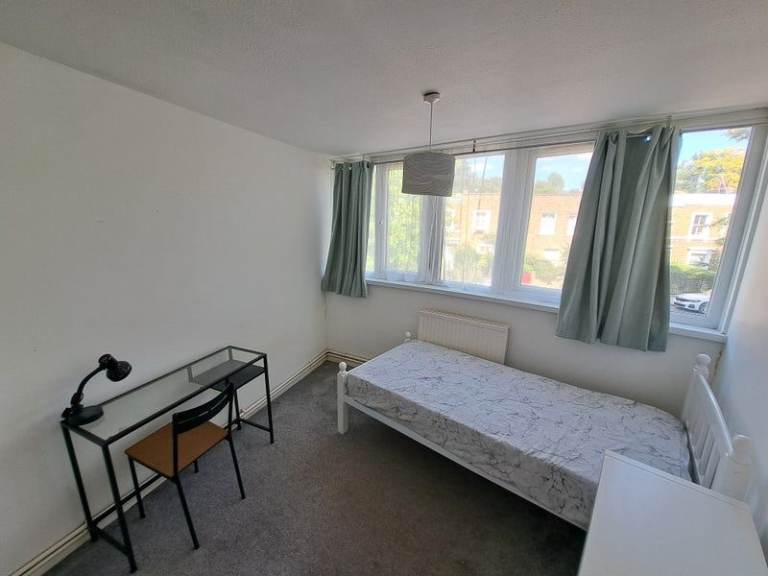 🏡 Spacious Double Room in Oval ✨