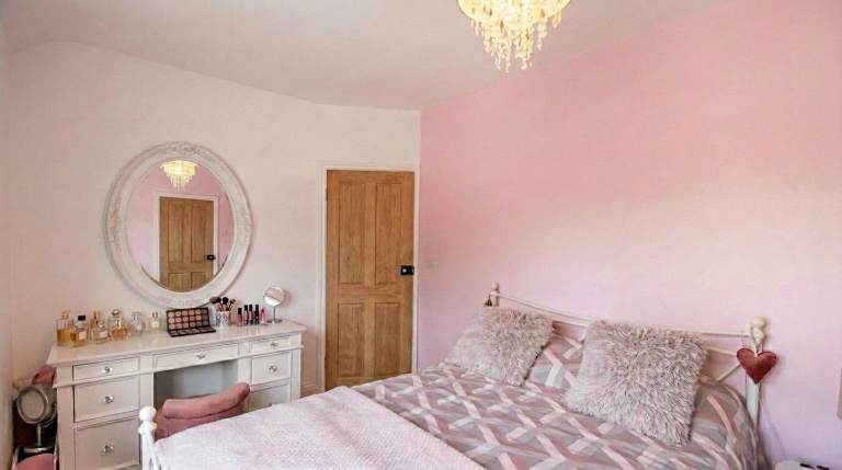 More space, lower cost: 💰 find your Birmingham room today for £10/week. 🌳