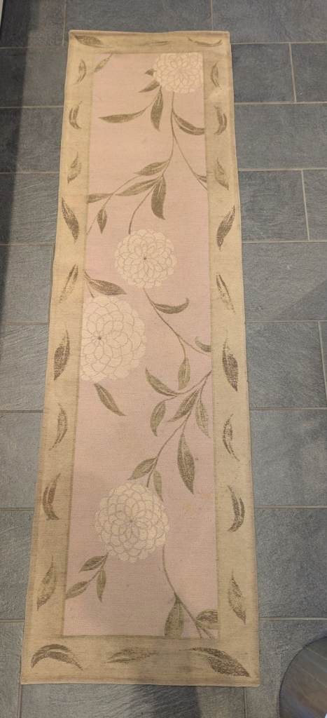 ** AWAITING COLLECTION **.       Hallway rug - free